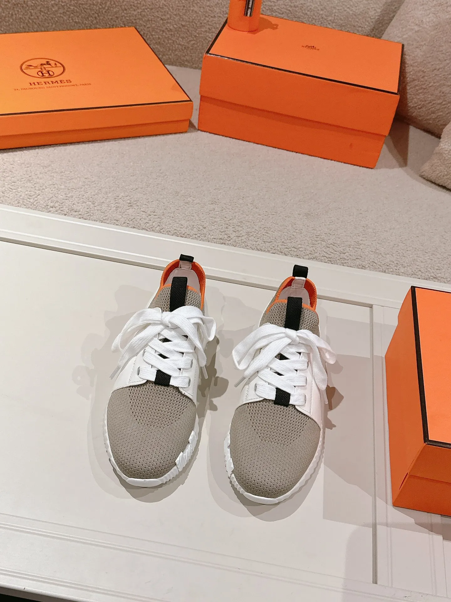 Men's shoes 💰600💰 Hermes top version # Hermès H family classic couple's casual sports shoes Couple's casual sports dad shoes combine high-tech canvas and suede goatskin, and are decorated with an exaggerated "H" letter on the rubber sole. The italic design and bright colors show vitality and continue the brand's design inspiration. Stroll around the city lightly and feel free and comfortable. Exquisitely packaged at the delivery counter 🛍📦 Fabric: Original special material and cow suede Lining: Customized breathable mesh Outsole: Open-molded TPU + rubber foam material Bottom thickness: 3CM Size: 35-45